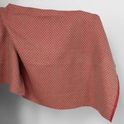 Puslininis audinys pilkai-raudonu rombų raštu