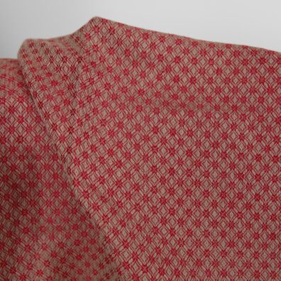 Puslininis audinys pilkai-raudonu rombų raštu drabužiams ir namų tekstilės gaminiams siūti