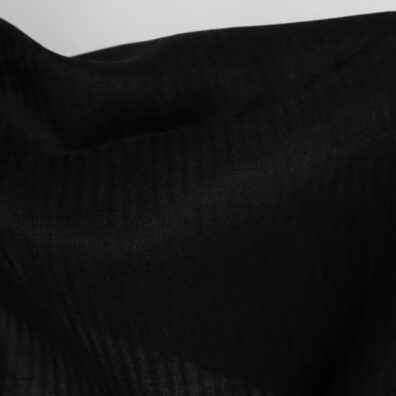 Lininis audinys juodas permatomas išaustas retesnio ir tankesnio pynimo vertikaliomis juostelėmis