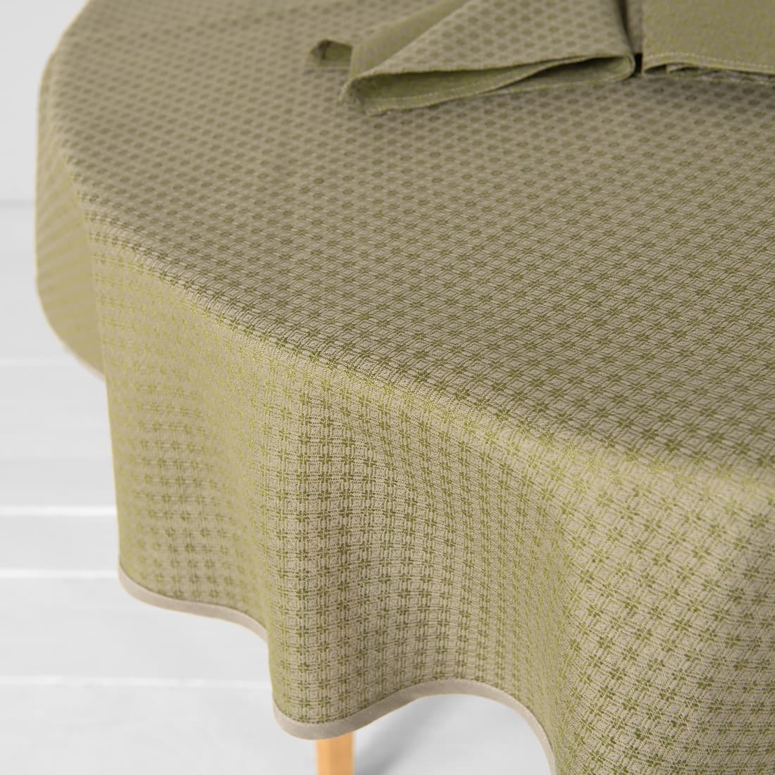 Apvali (ovali) žalia staltiesė rombų ir grafiškų gėlyčių raštu