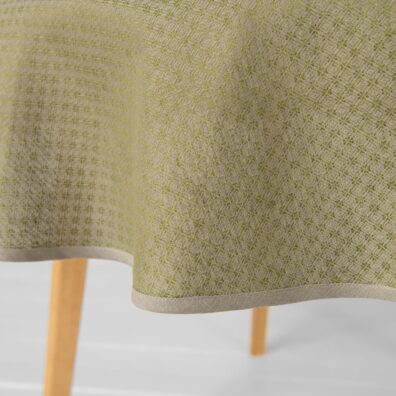 Apvali (ovali) žalia staltiesė rombų ir grafiškų gėlyčių raštu, kraštelis puoštas pilku kanteliu