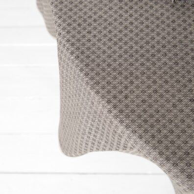 Apvali (ovali) ruda staltiesė, lino / medvilnės sudėties, austa pilkų rombelių raštu su gėlytėmis susikirtimo vietose