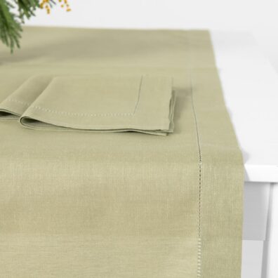 LUNA lino - medvilnės stalo takelis žalsvas su 4cm pločio kraštinių palenkimu ir mereškavimu
