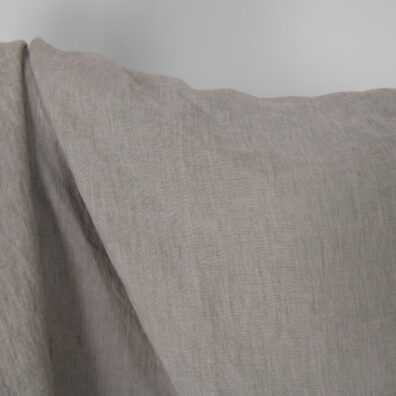 Lininis audinys žalsvai alyvinis melanžinis skalbtas tinka drabužiams ir namų tekstilės gaminiams siūti