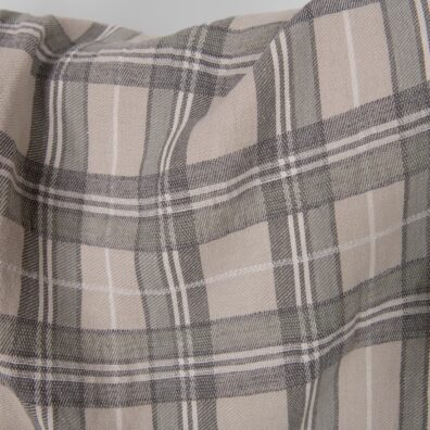 Puslininis audinys smėlio spalvos, tamsiai pilkais ir žalsvai pilkais langeliais skalbtas