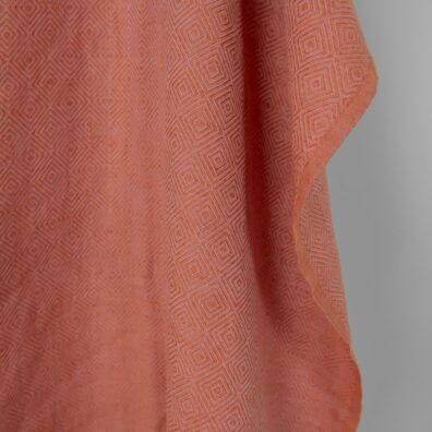 Puslininis audinys alyviniais-oranžiniais rombais skalbtas tinka drabužiams ir namų tekstilės gaminiams siūti