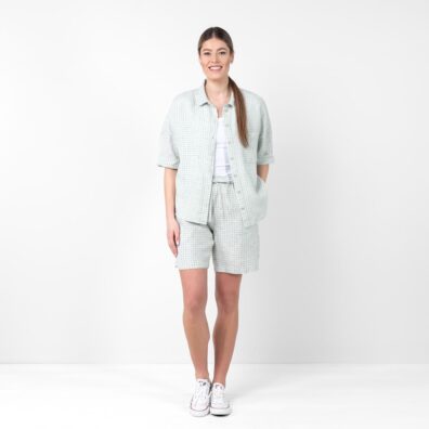 Žalsvos palaidinės EILA ir DOLFI šortų derinys