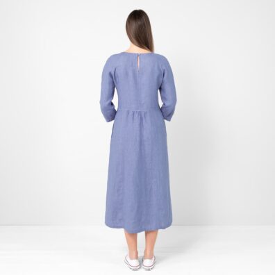 DELFINA lininė mėlyna suknelė vidutinio ilgio platėjančio silueto