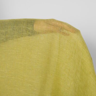 Lininis audinys permatomas melanžinis, suausti geltonai žali, obuolio žalumo ir šviesūs žalsvai gelsvi verpalai