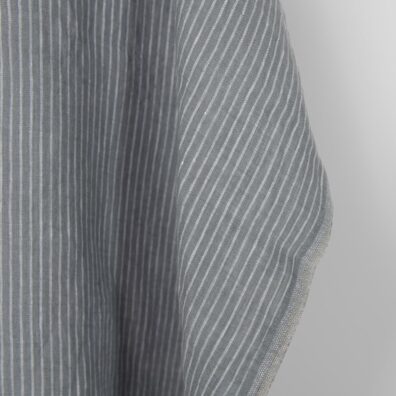 Lininis audinys vertikaliais pilkais ir baltais dryžiais skalbtas