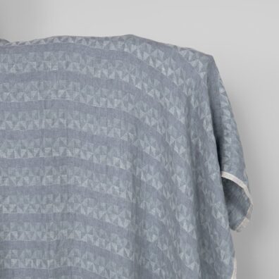 Lininis audinys pilkais ir violetiniais trikampiais skalbtas