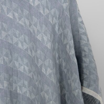 Lininis audinys pilkais ir violetiniais trikampiais skalbtas tinka drabužiams ir namų tekstilės gaminiams siūti