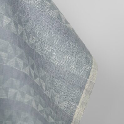 Lininis audinys pilkais ir violetiniais trikampiais tinka drabužiams ir namų tekstilės gaminiams siūti