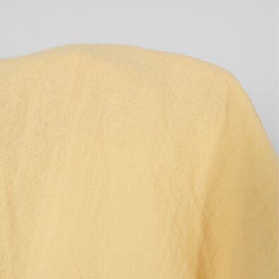 Puslininis audinys melanžinis, kuriame suausti gelsvos kviečių ir pastelinės žalsvai gelsvos spalvos verpalai, skalbtas