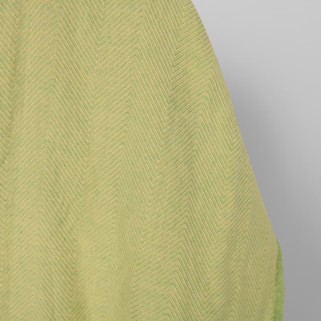 Puslininis audinys gelsvai žaliu „eglutės“ raštu skalbtas, minkštas, švelnus