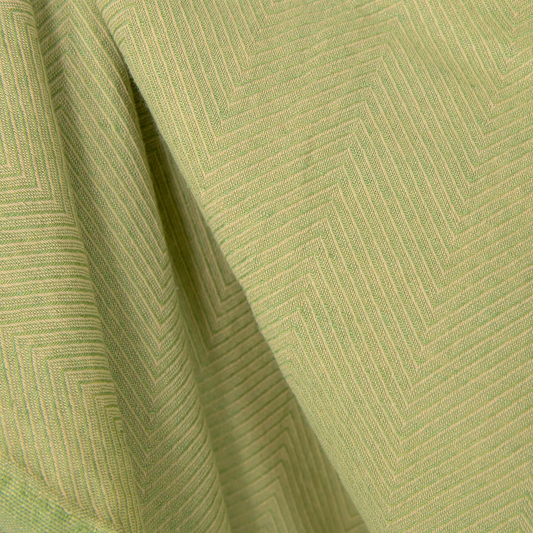 Puslininis audinys „eglutės“ raštu, kuriame suausti gelsvi ir obuolio žalumo verpalai, skalbtas