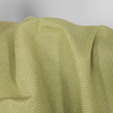 Puslininis audinys gelsvai žaliu „eglutės“ raštu tinka drabužiams ir namų tekstilės gaminiams siūti