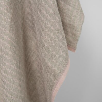 Lino audinys alyviniu-žaliu rombų raštu skalbtas tinka drabužiams ir namų tekstilės gaminiams siūti