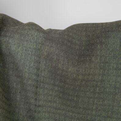 Lino audinys pilkai žaliu rombų raštu 150cm pločio