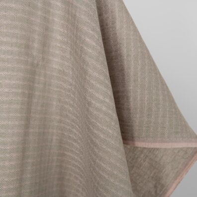 Lino audinys alyviniu-žaliu rombų raštu tinka drabužiams ir namų tekstilės gaminiams siūti