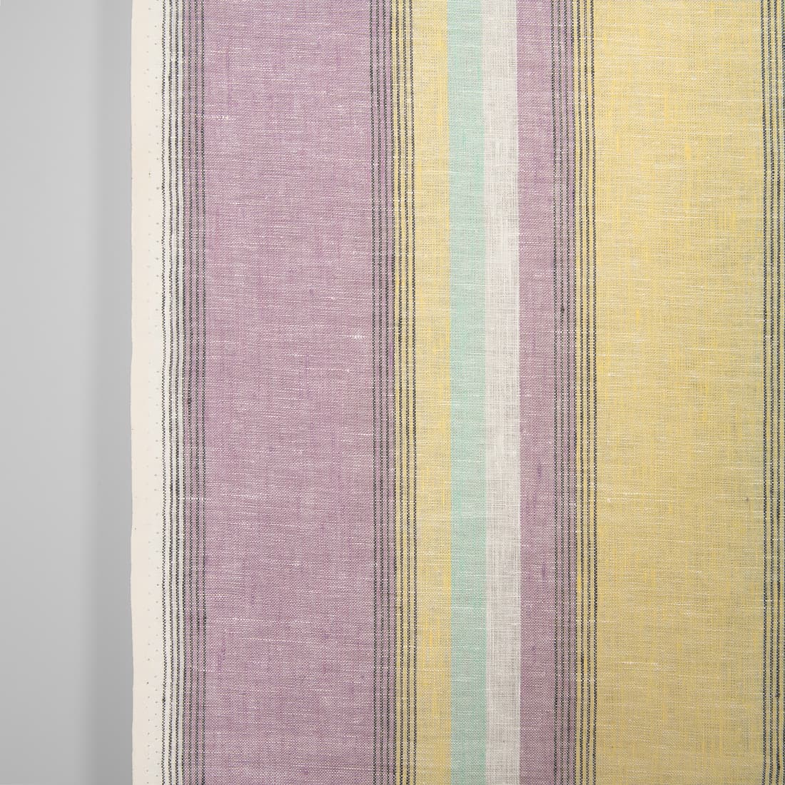 Lininis rankšluostinis audinys įvairiaspalvėmis juostelėmis yra tvirtas, tankus, puikiai sugeriantis drėgmę