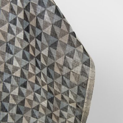 Lininis audinys juodais ir pilkais trikampiais 150cm pločio