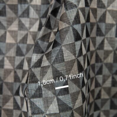 Lininis audinys juodais ir pilkais trikampiais tinka drabužiams ir namų tekstilės gaminiams siūti