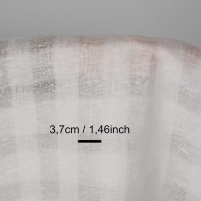 Lininis audinys ryškiai baltas permatomais ir tankaus pynimo langeliais