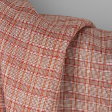 Lininis audinys oranžiniais langeliais tinka drabužiams ir namų tekstilės gaminiams siūti