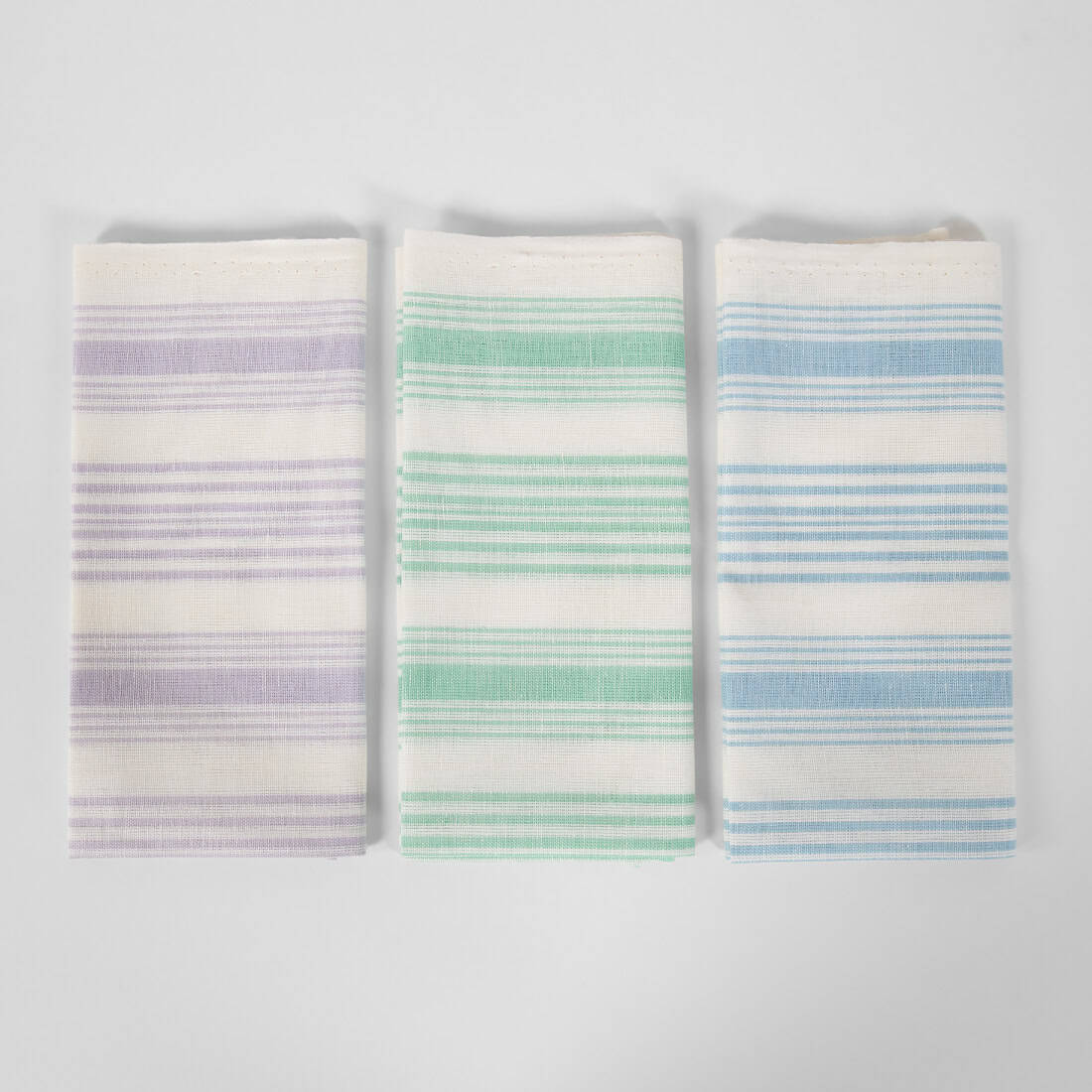 Puslininių rankšluostukų rinkinys iš 3 rankšluostukų: baltame fone melsvi / šviesiai alyviniai / šviesiai žali dryžiai