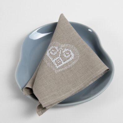 Lininė natūraliai pilka servetėlė su baltai išsiuvinėta širdele
