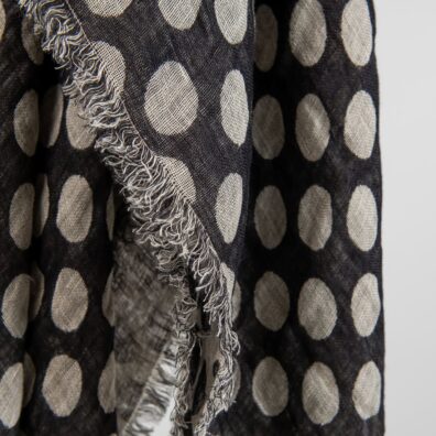 ZINA lininė juoda skara su pilkais burbulais ir pešiotais kutais visose kraštinėse