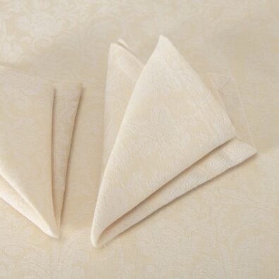 Puslininė servetėlė kreminės spalvos su įaustomis gėlėmis