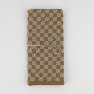 Puslininis virtuvės rankšluostis rudais langeliais