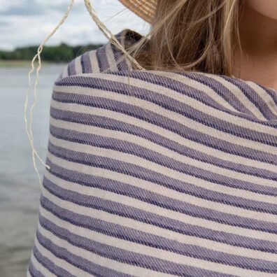 Lininis paplūdimio rankšluostis violetiniais ir tamsiai mėlynais dryžiais