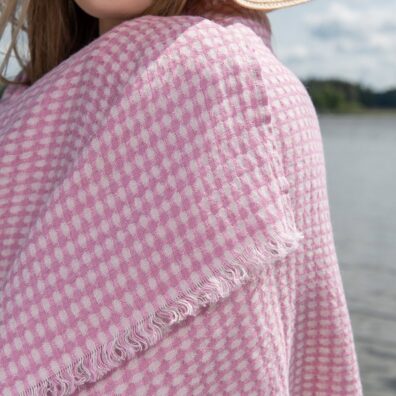 Lininis paplūdimio rankšluostis alyviniais langeliais su kutais trumposiose kraštinėse