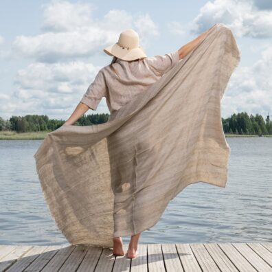 Lininis paplūdimio rankšluostis smėlio spalvos dryžuotas iš minkšto, švelnaus, specialiai skalbto audinio