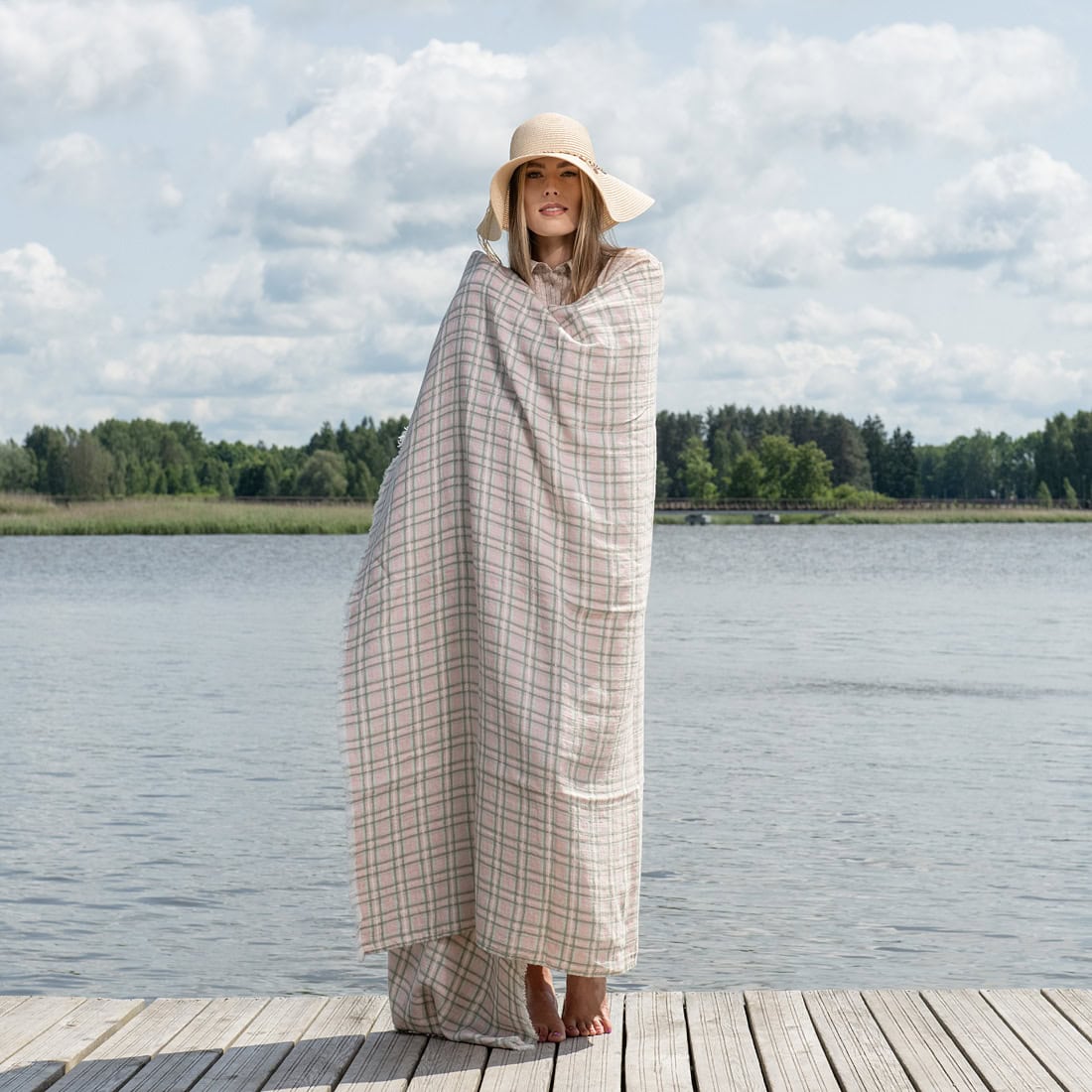 Lininis paplūdimio rankšluostis rožiniais langeliais