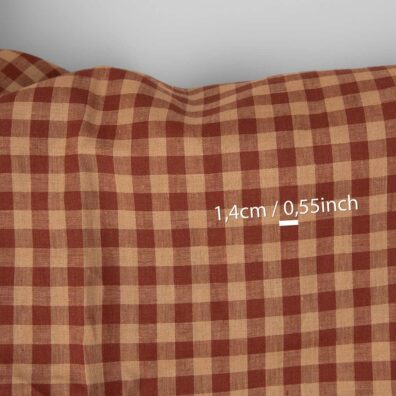 Lininis audinys rudais ir raudonais langeliais tinka drabužiams ir namų tekstilės gaminiams siūti