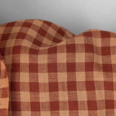 Lininis audinys languotas, išaustas iš karamelės rudos ir rudai raudonos spalvos verpalų