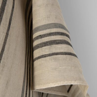 Lininis audinys smėlio spalvos su pilkais dryžiais, juostelės tankaus ir retesnio pynimo