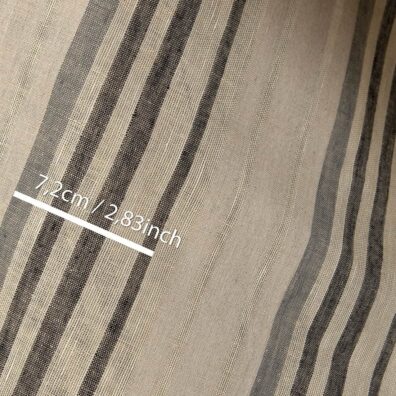 Lininis audinys smėlio spalvos su pilkais dryžiais tinka drabužiams ir namų tekstilės gaminiams siūti