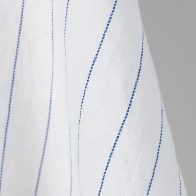 Puslininis audinys baltas mėlynai dryžuotas, austas ruoželio raštu, skalbtas