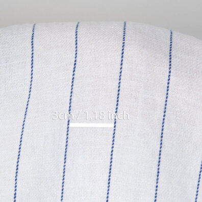 Puslininis audinys baltas mėlynai dryžuotas skalbtas tinka drabužiams ir namų tekstilės gaminiams siūti