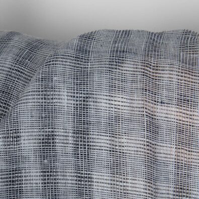 Lininis audinys pilkais tankaus ir reto pynimo langeliais