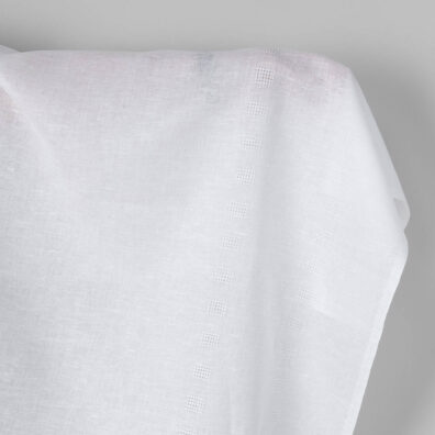 Puslininis audinys ryškiai baltas su permatomais langeliais