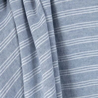 Platus puslininis audinys mėlynas su baltais dryžiais skalbtas tinka drabužiams ir namų tekstilės gaminiams siūti