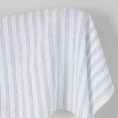 Platus puslininis audinys baltas su mėlynais dryžiais skalbtas