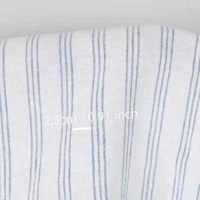 Platus puslininis audinys baltas su mėlynais dryžiais skalbtas tinka drabužiams ir namų tekstilės gaminiams siūti