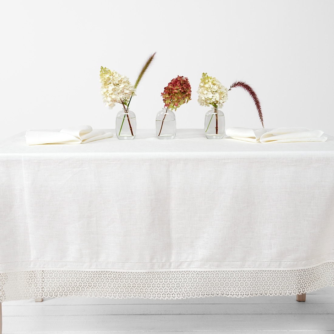 VEILA lininė balta staltiesė su plačiu nėriniu